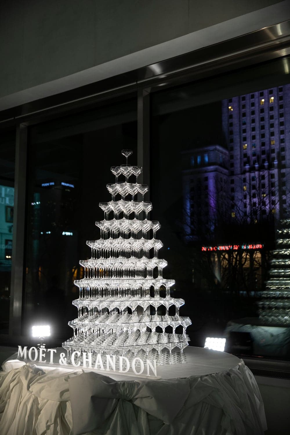 Wieża kieliszków szampana Moët & Chandon na evencie