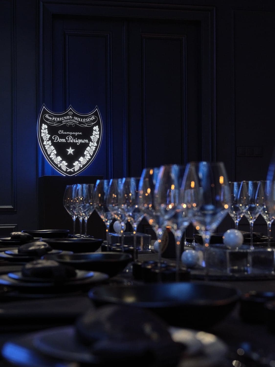 Elegancko nakryty stół z Dom Pérignon